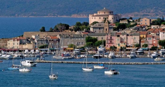 Appartement Plein Centre Saint Florent Face Au Port Екстериор снимка